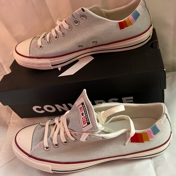 Womens size 11 Converse - Picture 1 of 6